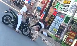 Hai thanh niên bị vây đánh dã man trên đường ở Bình Dương