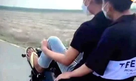 Xử phạt 'quái xế' lái xe máy bằng chân ở Bình Dương