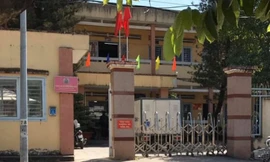 Thanh niên cởi trần xông vào trụ sở công an đâm chết người