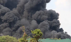 Bãi chứa lốp ô tô hơn 5.000m2 bốc cháy kinh hoàng