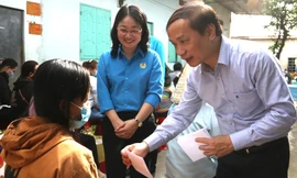 Mang quà đến tận phòng trọ tặng người lao động ở lại Bình Dương ăn Tết