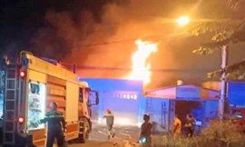 Xưởng sản xuất sofa ở Bình Dương bốc cháy ngùn ngụt trong đêm