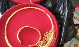 Nhặt được túi vàng, người phụ nữ nói 'không phải của mình cố lấy sẽ mất đi'