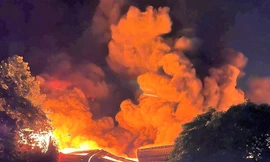 Lửa bao trùm một công ty ở Bình Dương trong đêm