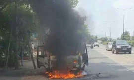 Xe tải đang chạy bốc cháy, tài xế tháo chạy thoát thân 