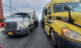 Siết chặt kiểm dịch, đường huyết mạch ở Bình Dương ‘dồn cục’ nhiều giờ 