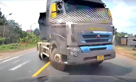 CLIP: Xe đầu kéo ‘làm xiếc’ trên quốc lộ 14 suýt gây họa