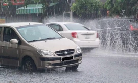 'Mưa vàng' chưa tới 2 phút, người dân Bình Dương mừng hụt khi mây đen cuồn cuộn