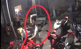 Nghĩ hàng xóm tụ tập nói xấu mình, thanh niên vác dao qua chém loạn xạ