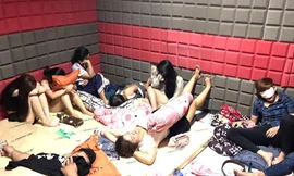 Hàng chục nam, nữ bay lắc trong phòng cách âm