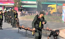 [CLIP] Mãn nhãn với tình huống ‘cảnh khuyển’ vượt làn đạn quật ngã tội phạm 