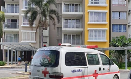 Thi thể người đàn ông được chuyển đến nhà xác để phục vụ điều tra 