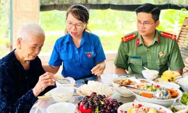 Đoàn viên thanh niên công an Bình Phước thăm mẹ Việt Nam Anh hùng