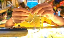 Giấu chồng đem vàng đi bán rồi báo công an bị cướp