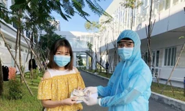 Cô gái vui mừng khi được trả lại xấp Yên Nhật làm rơi trong thùng rác khu cách ly