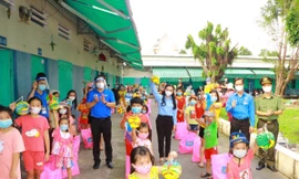 Tết Trung thu đặc biệt của thiếu nhi nơi tâm dịch Bình Dương