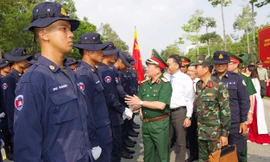 Lãnh đạo Bộ Quốc phòng thăm, tặng quà đoàn quân đội các nước luyện tập diễu binh, diễu hành