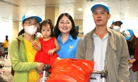 Nhiều năm xa quê, công nhân xúc động vì lần đầu được đi máy bay về ăn Tết