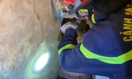 Phá tường giải cứu tên trộm bị mắc kẹt trong lối thoát hơi ở Bình Dương