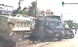 Bình Dương: Xe ben lao vào đám đông đang chờ đèn đỏ, 2 người thương vong