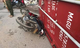 Thùng container văng khỏi xe mất lái đè chết 1 người đi đường