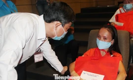 Dịch bệnh không về quê ăn Tết, công nhân bật khóc khi nhận quà