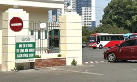 Lãnh đạo Bến xe Bình Dương nói gì về tấm biển lạ cấm xe ôm công nghệ?