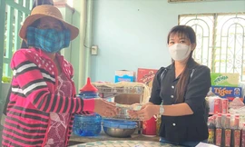 Người phụ nữ nghèo bán vé số ở Bình Dương nhường tiền trợ cấp cho người khác