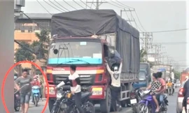 Điều tra nhóm người cầm hung khí chặn ô tô, hành hung tài xế 