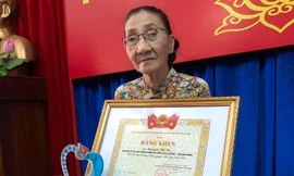 Cụ bà dạy học cho trẻ mồ côi ở Bình Dương được Trung ương Đoàn khen thưởng