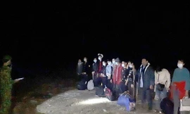 Nhóm người Trung Quốc nhập cảnh trái phép di chuyển nhiều xe từ Bắc vào Nam