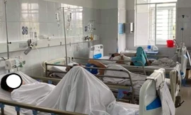 Hơn 40 công nhân nhập viện sau bữa ăn trưa ở công ty