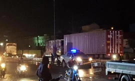 Truy tìm xe container cán chết 2 người trong đêm