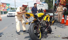 Xe mô tô phân khối lớn tông trực diện taxi, nam thanh niên bay hơn 10m