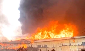 Xưởng sản xuất nệm mút chìm trong biển lửa, nhiều người hoảng loạn tháo chạy