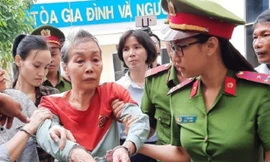 Mẹ của kẻ chủ mưu vụ giết người đúc bê tông được dìu tới tòa