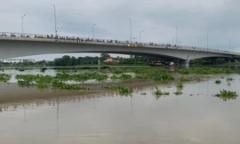 Tìm kiếm hai thanh niên nam, nữ nhảy sông Sài Gòn mất tích