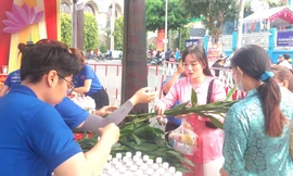 Lễ hội tại chùa trên 100 tuổi ở Bình Dương 'cái gì cũng miễn phí'