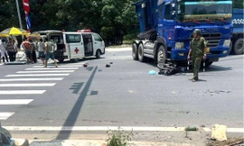 Bình Dương: Xe ben đầu kéo cuốn xe máy vào gầm, đôi nam nữ nguy kịch