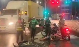 Nhớt đổ hơn 5km trên đường, hàng chục người đi xe máy bị ngã 