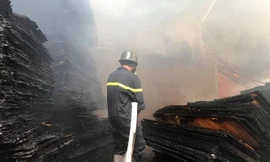 Phá tường khống chế lửa cháy rực tại xưởng gỗ gần trạm điện