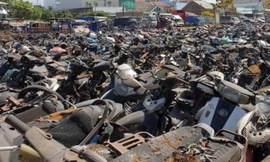 Đưa hơn 500 xe máy ‘phơi nắng’ nhiều năm đi tiêu hủy