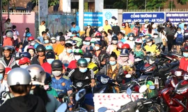 Đường phố đông nghẹt trong ngày học sinh Bình Dương tựu trường