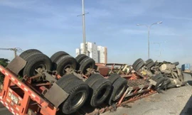 Xe đầu kéo lật ngửa khi lưu thông