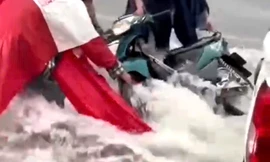 CLIP: Mưa như trút, nước chảy như thác cuốn trôi xe máy ở Bình Dương