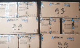 Phát hiện hàng chục tấn găng tay, giày nhái thương hiệu