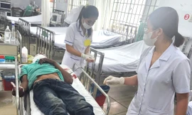 Nam thanh niên nằm bất động bên lề đường với nhiều vết thương 