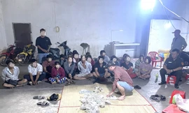 Cảnh sát bao vây nhà kho bỏ hoang, bắt hàng chục con bạc