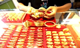 Người phụ nữ hoảng loạn gom hết vàng trong nhà đi bán sau khi nghe điện thoại 