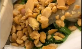 Ăn nửa con hàu nướng mỡ hành, thực khách tá hỏa phát hiện cả đống dòi đang bò ‘tung tăng’